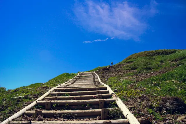 A stairs on a mountain, reaching near the end. A photo from photo-ac.com